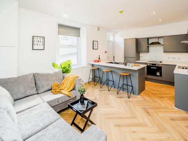Bath Street, West Yorkshire HD1 6 bed terraced house to rent £2,600 pcm £600 pw