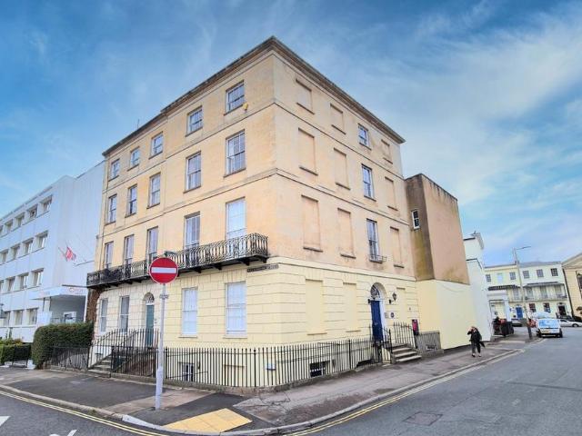 Bath Street, Cheltenham. 1 bed apartment to rent £1,000 pcm £231 pw