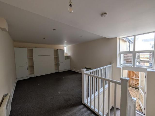 Bath Street, Cheltenham. 1 bed apartment to rent £800 pcm £185 pw