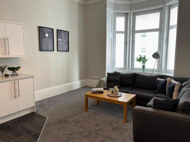 Bath Street, Glasgow G2 5 bed flat to rent £3,495 pcm £807 pw