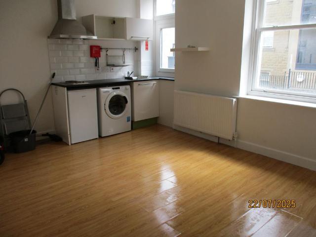 Bath Street, Huddersfield HD1 Studio to rent £550 pcm £127 pw