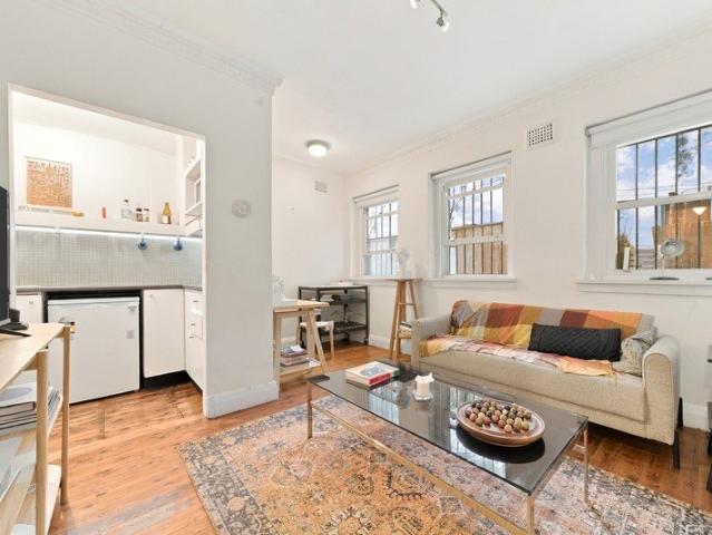 Bathed in beautiful morning light and quietly nestled on sought after Tusculum Street, the apartment captures the quintessential Potts Point lifestyle
