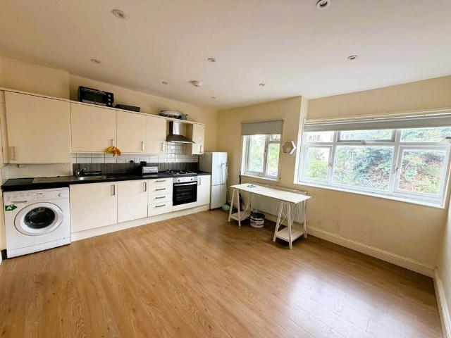 Bathurst Walk, Iver, SL0 2 bed flat to rent £1,400 pcm £323 pw