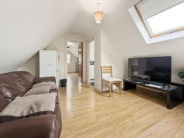 Bathurst Walk, Iver SL0, 2 bed flat to rent, £1,400 pcm | PrimeLocation