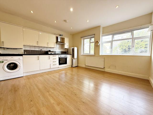 Bathurst Walk, Iver SL0, 2 bed flat to rent, £1,400 pcm | PrimeLocation