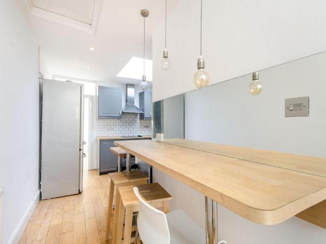 Bathurst Gardens, Kensal Green. 2 bed flat to rent £2,200 pcm £508 pw