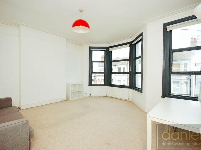 Bathurst Gardens, Kensal Green, London NW10, 2 bed flat to rent, £2,100 pcm | PrimeLocation