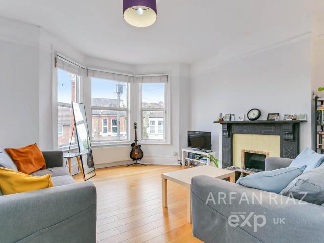 Bathurst Gardens, London NW10 3 bed duplex to rent £3,000 pcm £692 pw