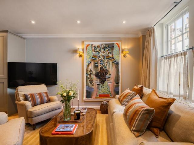 Bathurst Mews, London, W2 3 bed mews to rent £11,000 pcm £2,538 pw