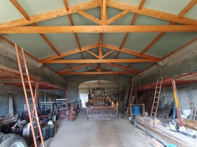 Bâtiment 300 M2 sur 3000 m2 de terrain. divisé en 2 lots