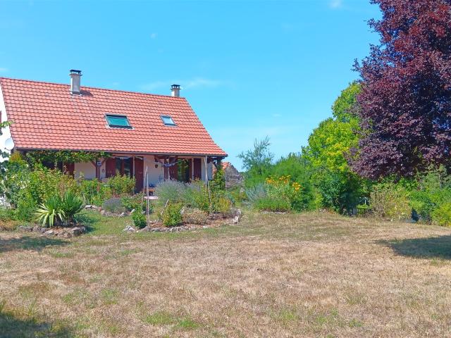 Bâtiment ancien avec B&B / Tiny house et Permaculture – jard. 160m² Curgy