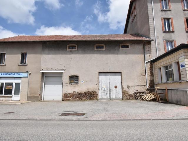 Bâtiment comprennant un grand atelier artisanal et un grange aménageable / SAINT AGREVE 07320