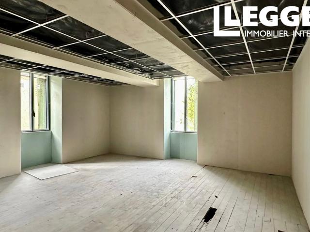 Bâtiment historique mixte avec parking et logement – Cœur de Neuvic