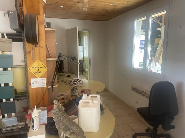BATIMENT INDUSTRIEL ET COMMERCIAL sur un terrain clôturé de. 500m² Casteljaloux