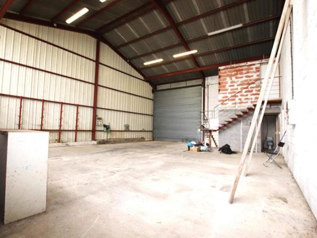Bâtiment professionnel avec grande hauteur Parcelle constructible 1 250 m²