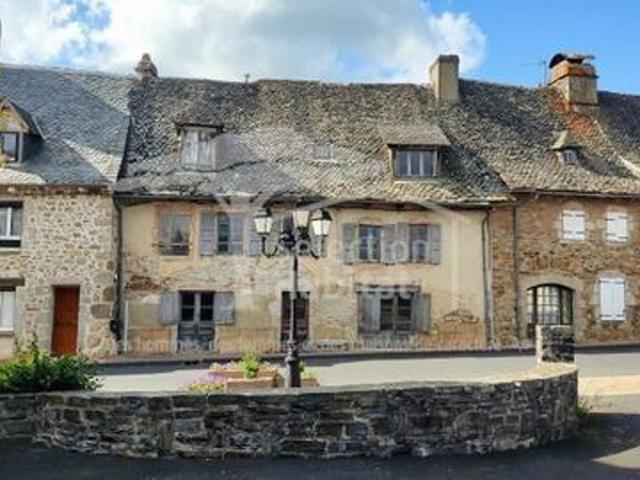 Bâtisse Auvergnate à renover centre village