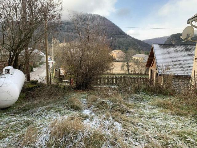 Bâtisse à rénover – LUS LA CROIX HAUTE Hameau Les Corréardes 80 m² habitables + grande grange 140 m² + dépendances