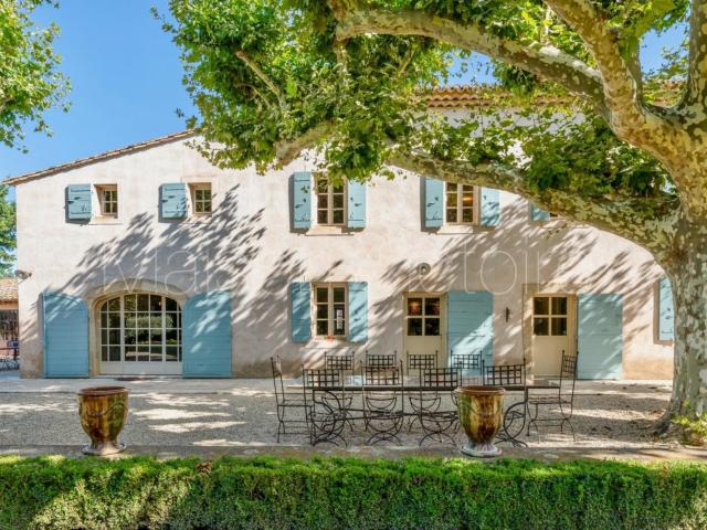 Bâtisse du 19ème siècle, au sein d'un écrin de verdure. 505m² Cavaillon