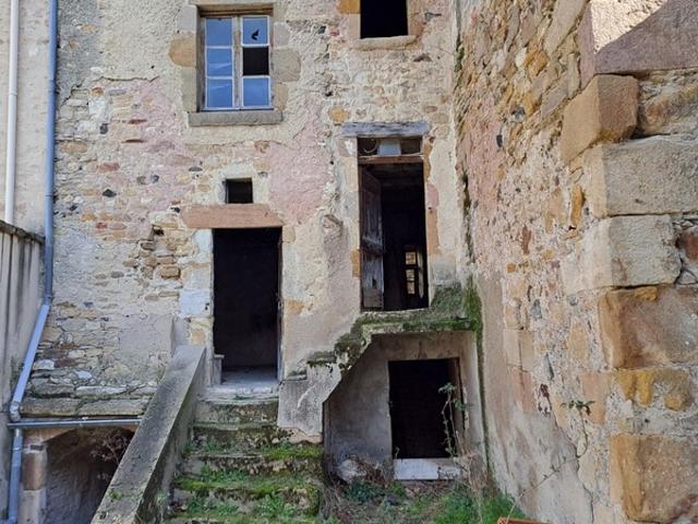 Batisse de caractère en pierre à rénover SAUVAGNAT SAINTE MARTHE 63