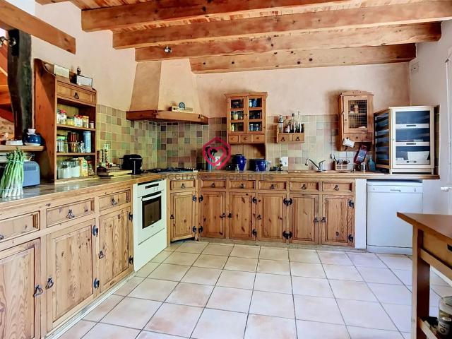 Bâtisse de charme dans un cadre champêtre 237m² La Pomarède