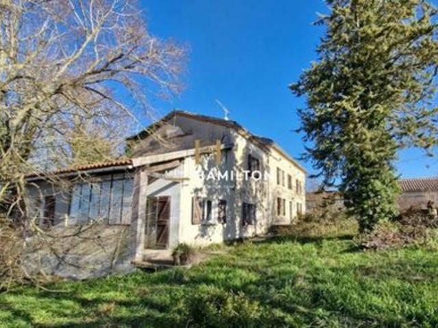 BATISSE EN PIERRE AU COEUR D'UN DOMAINE AGRICOLE