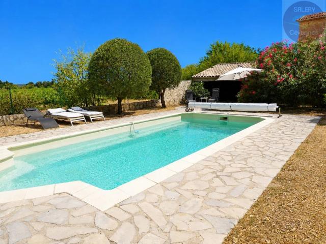 Batisse en pierre avec 5 chambres et une piscine