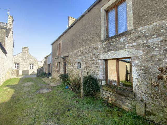 Bâtisse en pierre et masse dans un village proche de Ste Mèr
