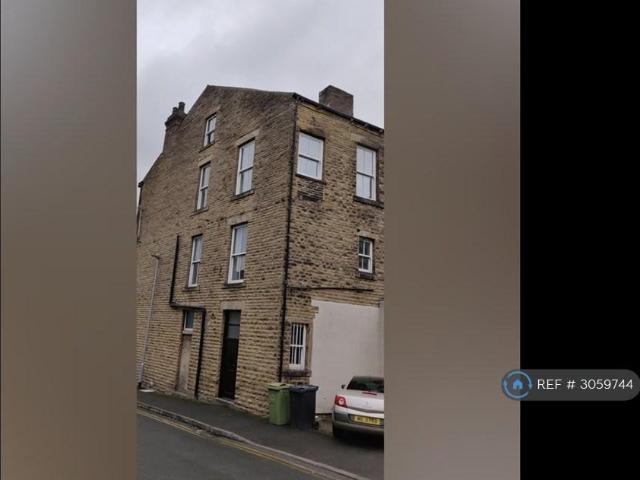 Batley, Batley, WF17 2 bed flat to rent £590 pcm £136 pw