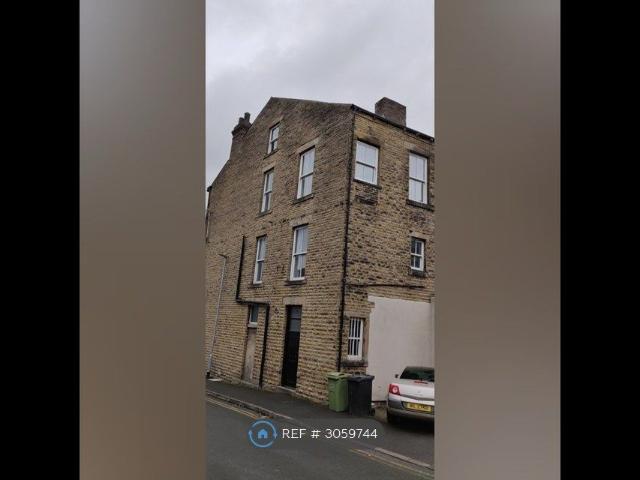 Batley, Batley WF17, 2 bed flat to rent, £590 pcm | PrimeLocation