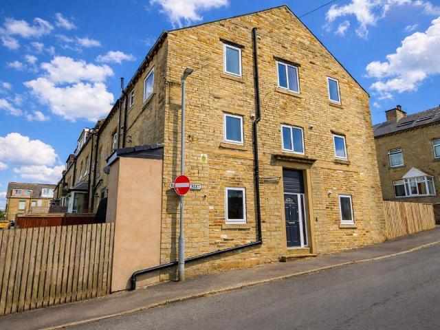 Batley Street, Halifax HX3, 2 bed flat to rent, £600 pcm | PrimeLocation
