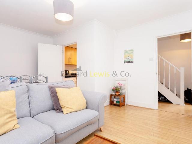 Batley Place, London N16 2 bed flat to rent £2,076 pcm £479 pw