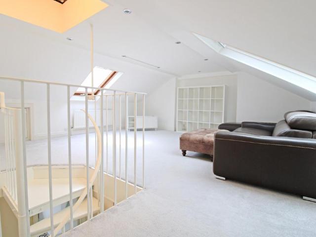 Batoum Gardens, London W6 2 bed flat to rent £2,520 pcm £582 pw