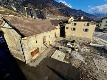 BAUWERK MIT GROSSEM POTENZIAL – ZWEI WOHNUNGEN UND UMBAUERMÖGLICHE SCHUPPEN