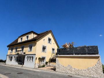 Einfamilienhaus mit 2 Wohnungen, 2 Garagenplätze und 2 Parkplätze – 2 Zimmer Terrasse im Dorfzentrum