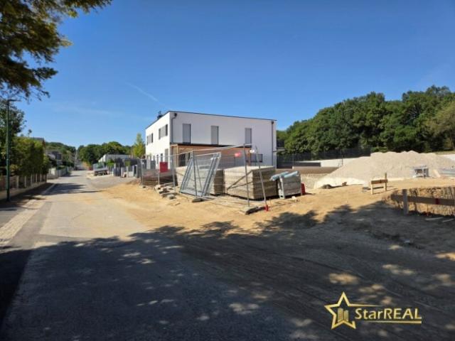 BAUBEGINN ERFOLGT! NUR NOCH 2 HÄUSER VERFÜGBAR. EXKLUSIVES DOPPELHAUSPROJEKT. 5 ZIMMER. ZIEGELHAUS MIT KELLER, BALKON, TERRASSE, CARPORT