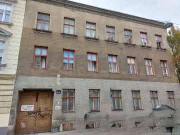 BAUBEWILLIGT Zinshaus zur Sanierung von Wohnungen plus DG Aufbau und Hofgebäude