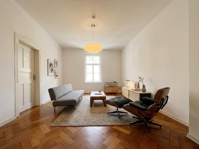 Baudenkmal klassische 3 Zimmer Altbauwohnung mit Balkon / historischem Fischgrätparkett bezugsfrei