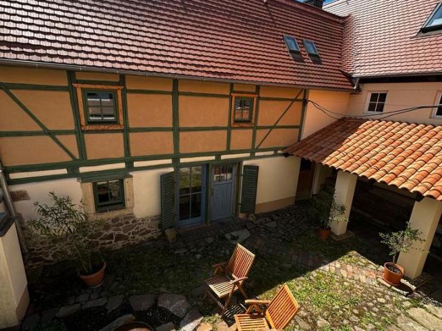 Bauernhaus mit Werkstatt und mediterranem Innenhof