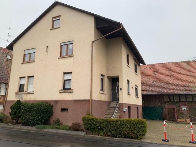 Bauernhaus mit Halle, Scheune und Garage. sanierungsbed