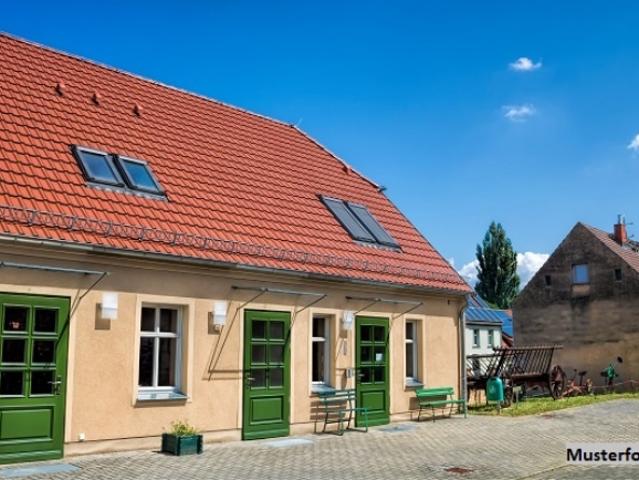 Bauernhaus mit Landwirtschaftl. Parzellen