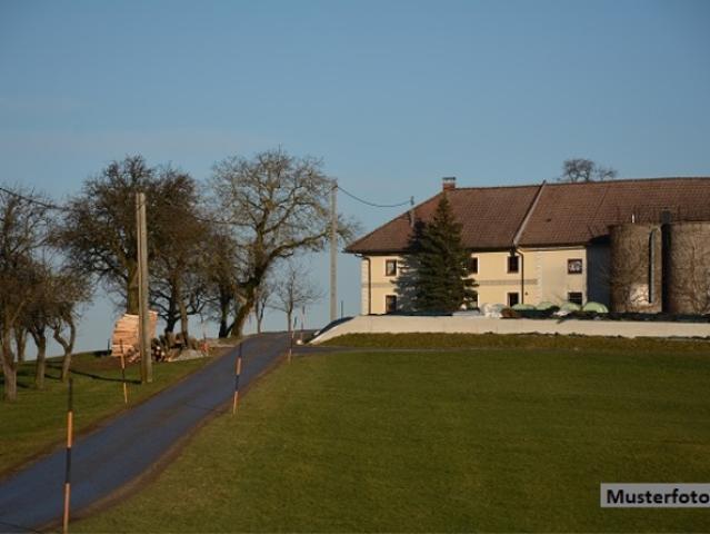 Bauernhaus mit Landwirtschaftl. Parzellen