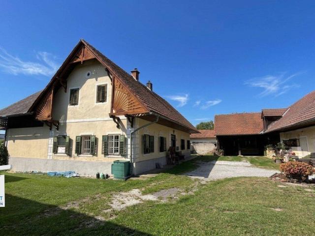 Bauernhaus mit Nebengebäuden und optionalem Ackerland