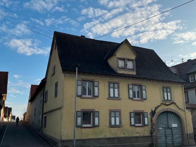 Bauernhaus mit Ökonomiegebäuden