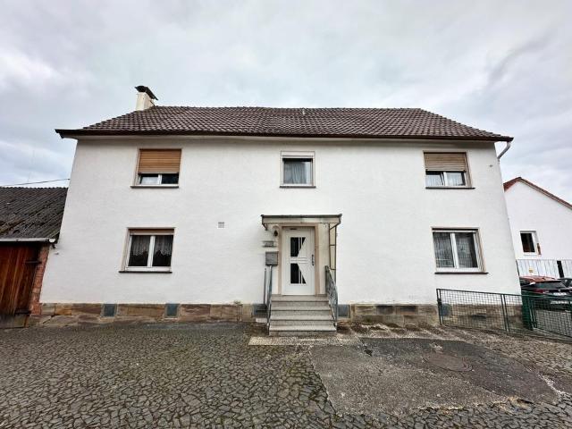 Bauernhaus mit Scheune und mehreren Garagen
