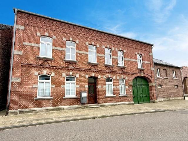 Bauernhaus mit Seitentrakten und Innenhof bei Erkelenz von Privat