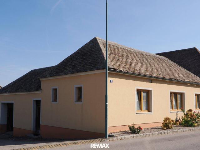 Bauernhäuschen mit Innenhof und große Lagerhalle