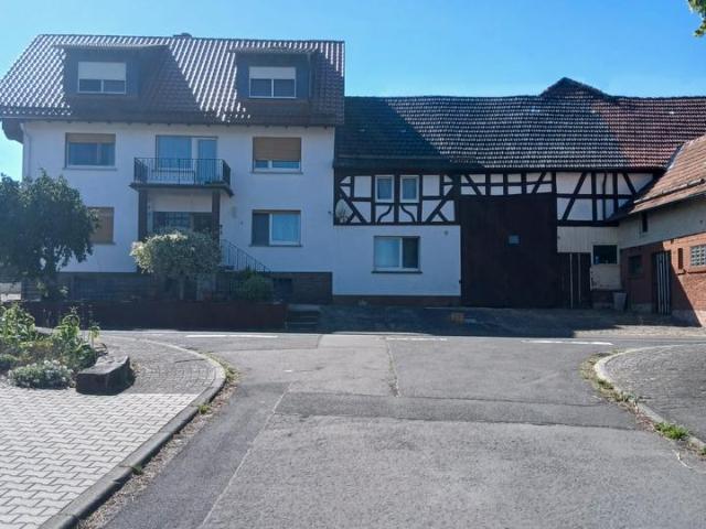 Bauernhof mit modernem Wohnhaus, Nebengebäuden, großem Garten