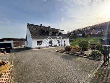 Bauernhof mit angrenzenden Grünflächen inkl Bachlauf
