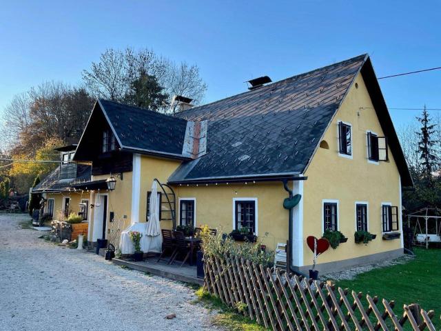 Bauernhof mit Kärntner Landhaus, Stallungen und Koppeln mit Wörtherseeblick