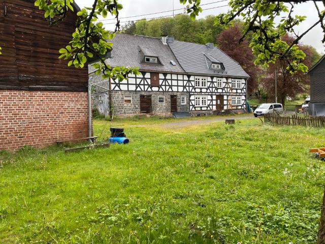 Bauernhof mit viel Land und Ausbaupotenzial!